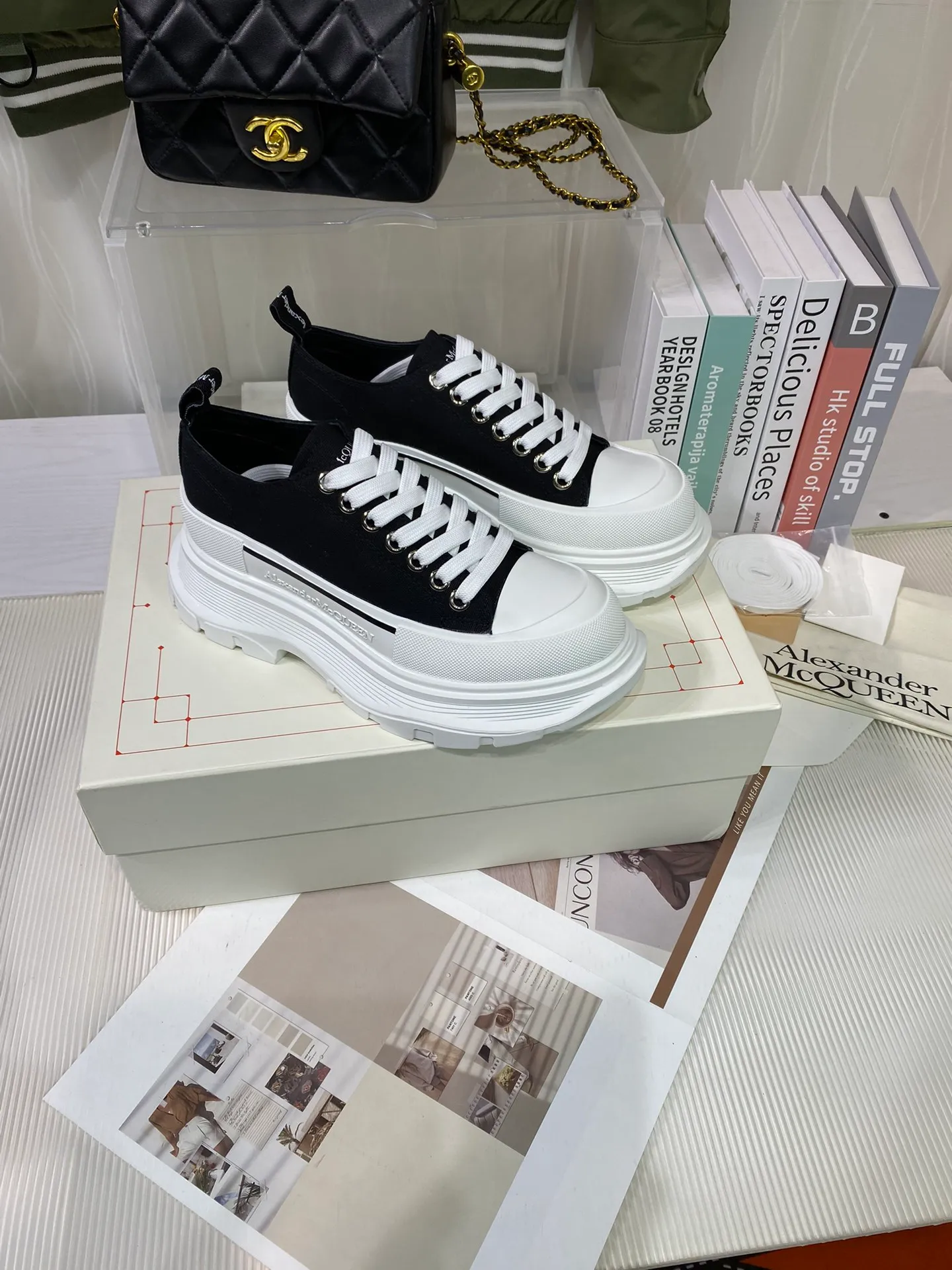 👟👟Ex-factory price 480👟👟 Women's Mc Queen McQueen's new couple shoes! Young ladies who are fashion representatives must be at the forefront of fashion! The unique personality of the shoes adds full charm, and the shoes are super stylish. ⚠The uppers are made of customized original canvas. The color is warm and moist. The inner padding is made of imported goatskin. Full of flexibility! The round toe design allows the toes to be completely released and get rid of the original pressure of shoes! The outsole adopts the original molded vacuum outsole. The combination of several layers of outsole is complicated. Size: 35-44 men's and women's sizes (45 is custom-made and cannot be returned or exchanged). The latest counter packaging.